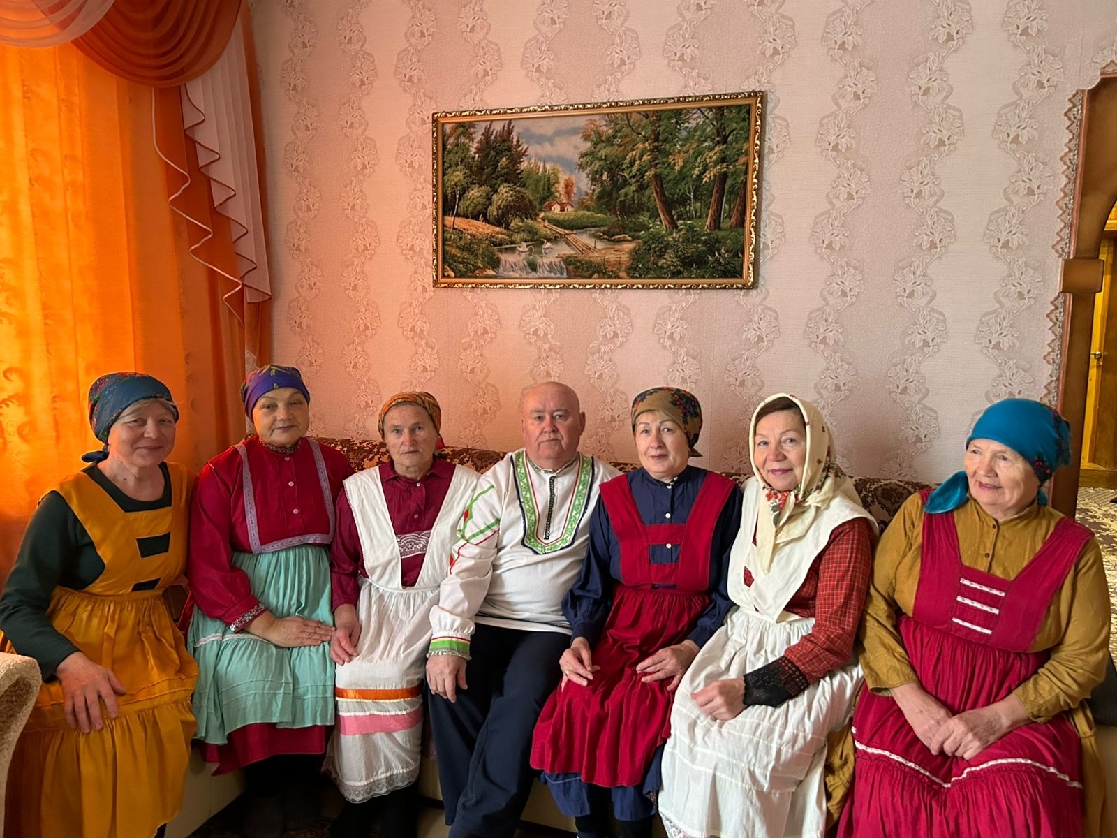 Ĕлĕкхи йăласене  малалла илемлĕн тăсаççĕ