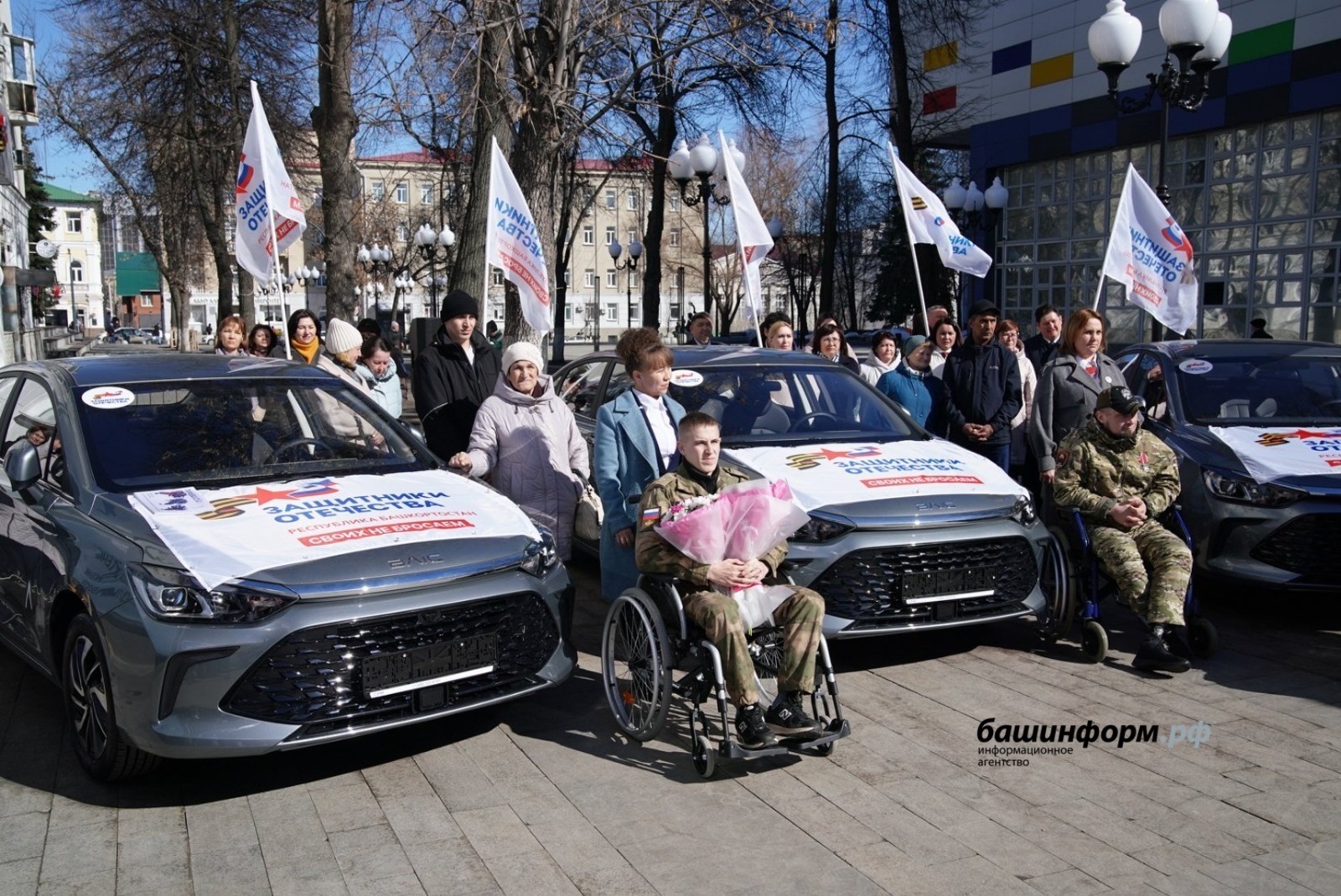 Анна Цивилевапа Радий Хабиров СВО ветеранĕсене автомобиль уççисене панă