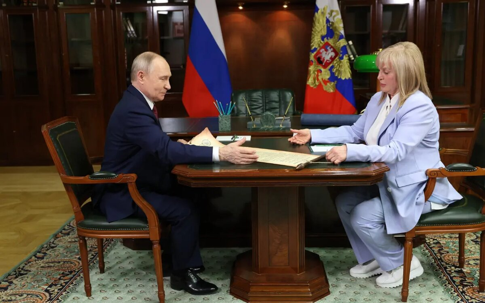 Владимир Путин Тĕп суйлав комиссийĕн ертÿçипе тĕл пулнă