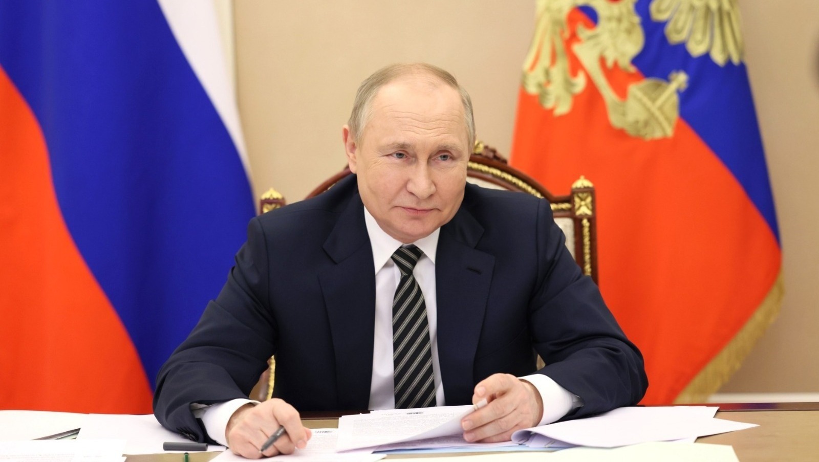 Владимир Путин республикăра пурăнакансене патшалăх наградисемпе чысланă