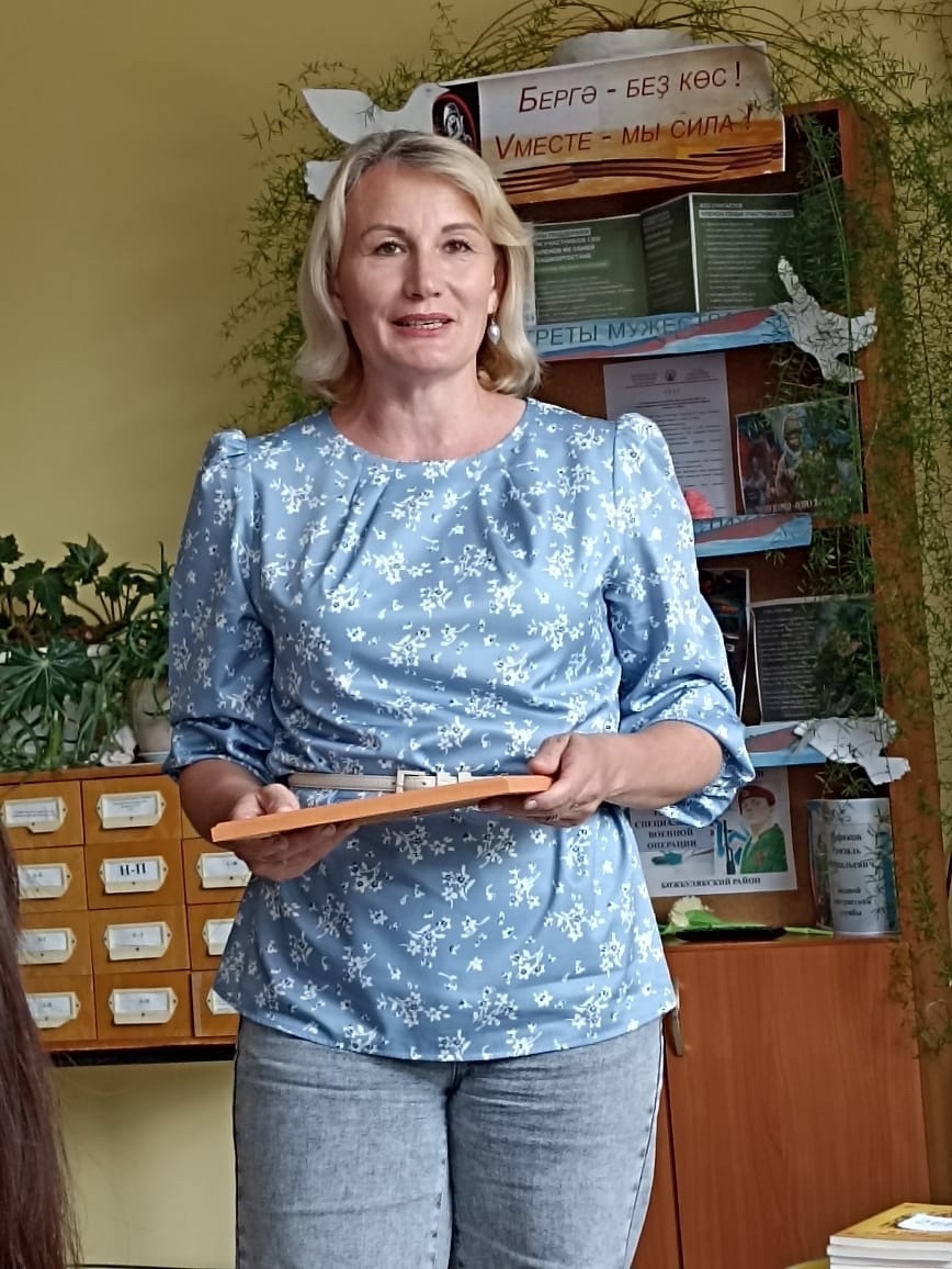 Дина Гаврилова çыравçăпа тĕл пулни.  Хушăлкара çуралнă ыйтусемпе хуравсем