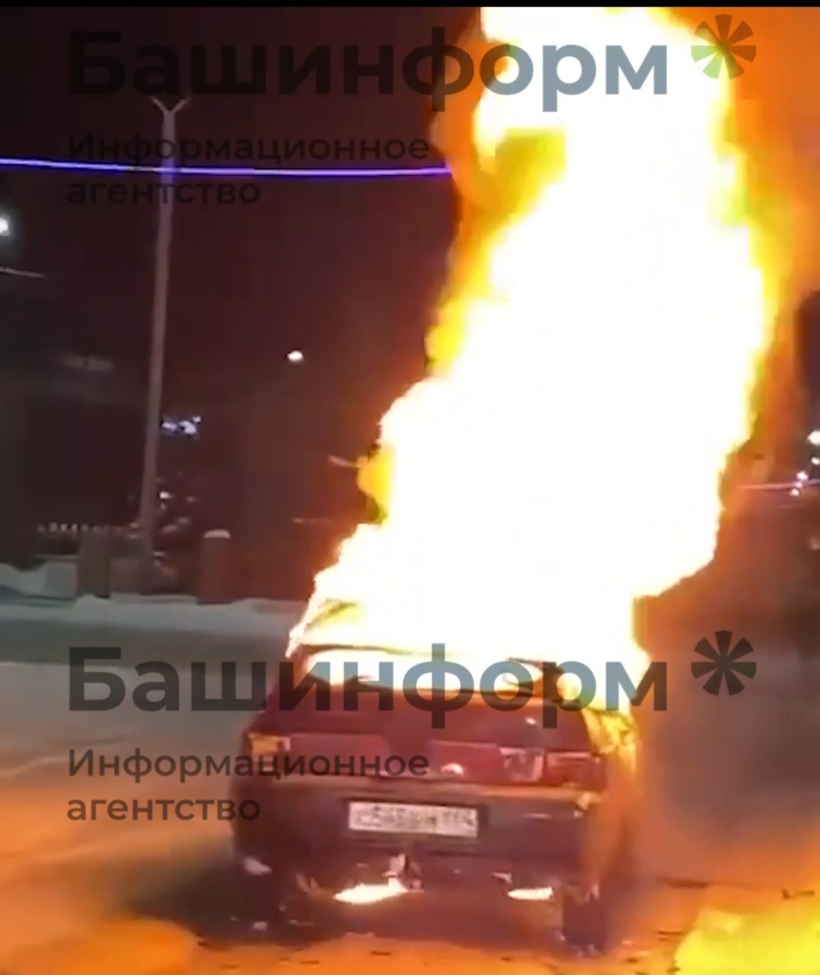 Арçын урамсем хĕресленнĕ вырăнта хăйĕн автомобильне çунтарса янă