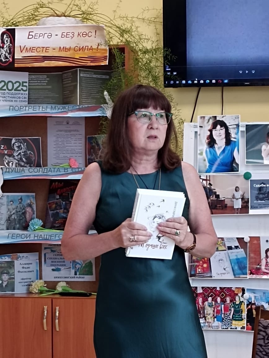 Дина Гаврилова çыравçăпа тĕл пулни.  Хушăлкара çуралнă ыйтусемпе хуравсем