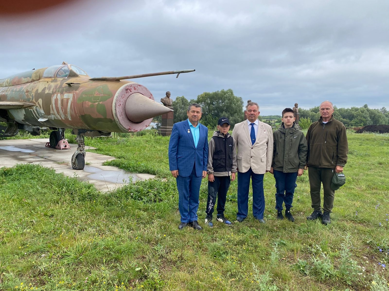 «Çак ачасен куçĕсенче пулас пилотсене куратăп»