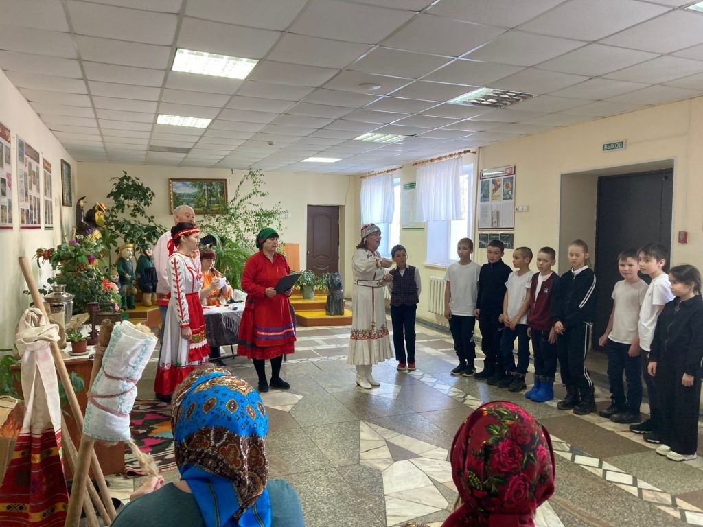 Ăçта йăла-йĕркесене тытса пыраççĕ, унта хаваслă пурăнаççĕ