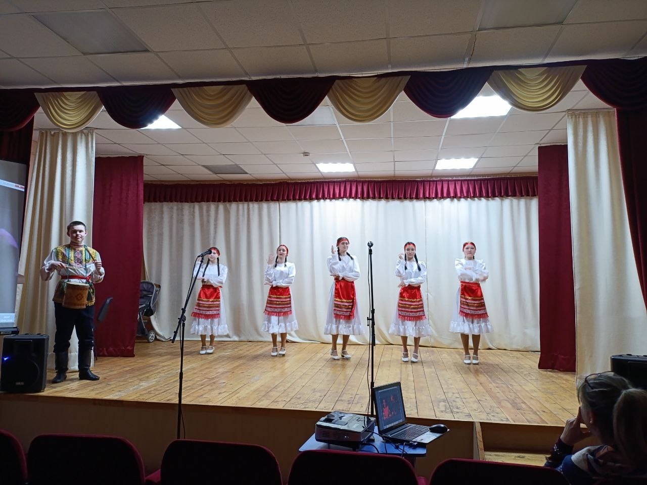 Кÿршĕ районти çынсене концертпа савăнтарчĕç