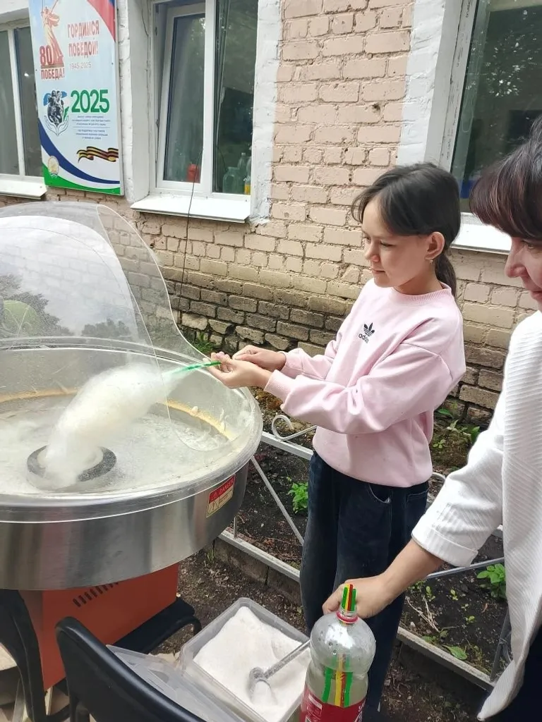 Хăйсен аллисемпе тунă пылак пĕлĕтсем
