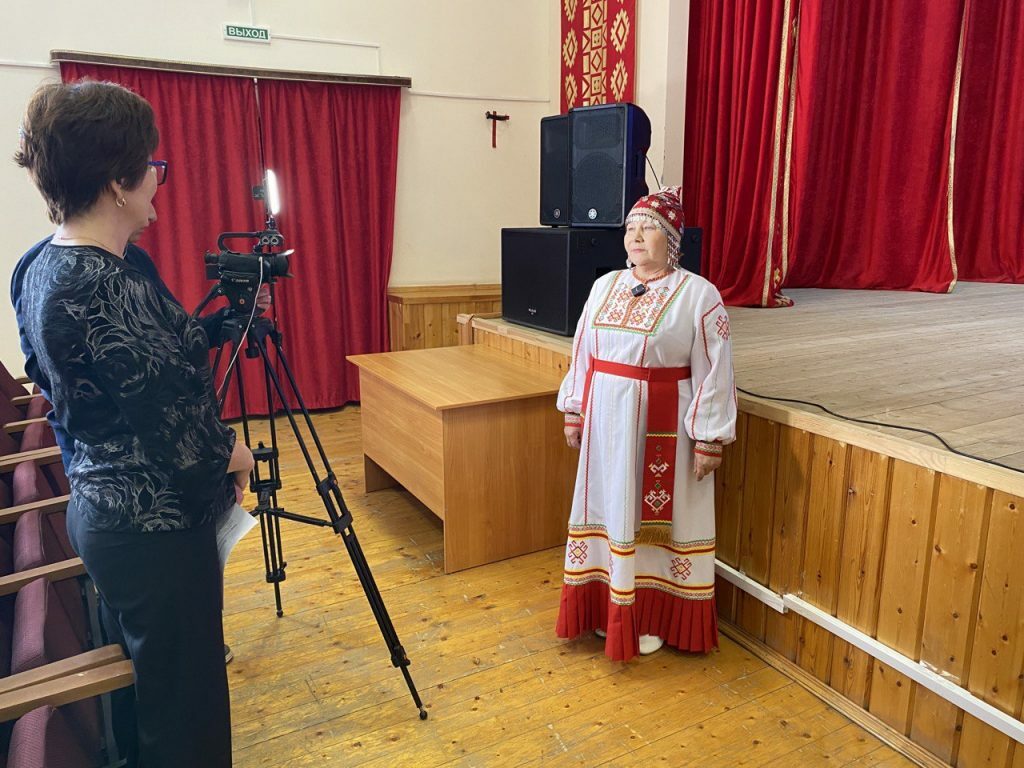 Кадрта – йăла-йĕркесем, чĕрере – иртнĕ кунсем