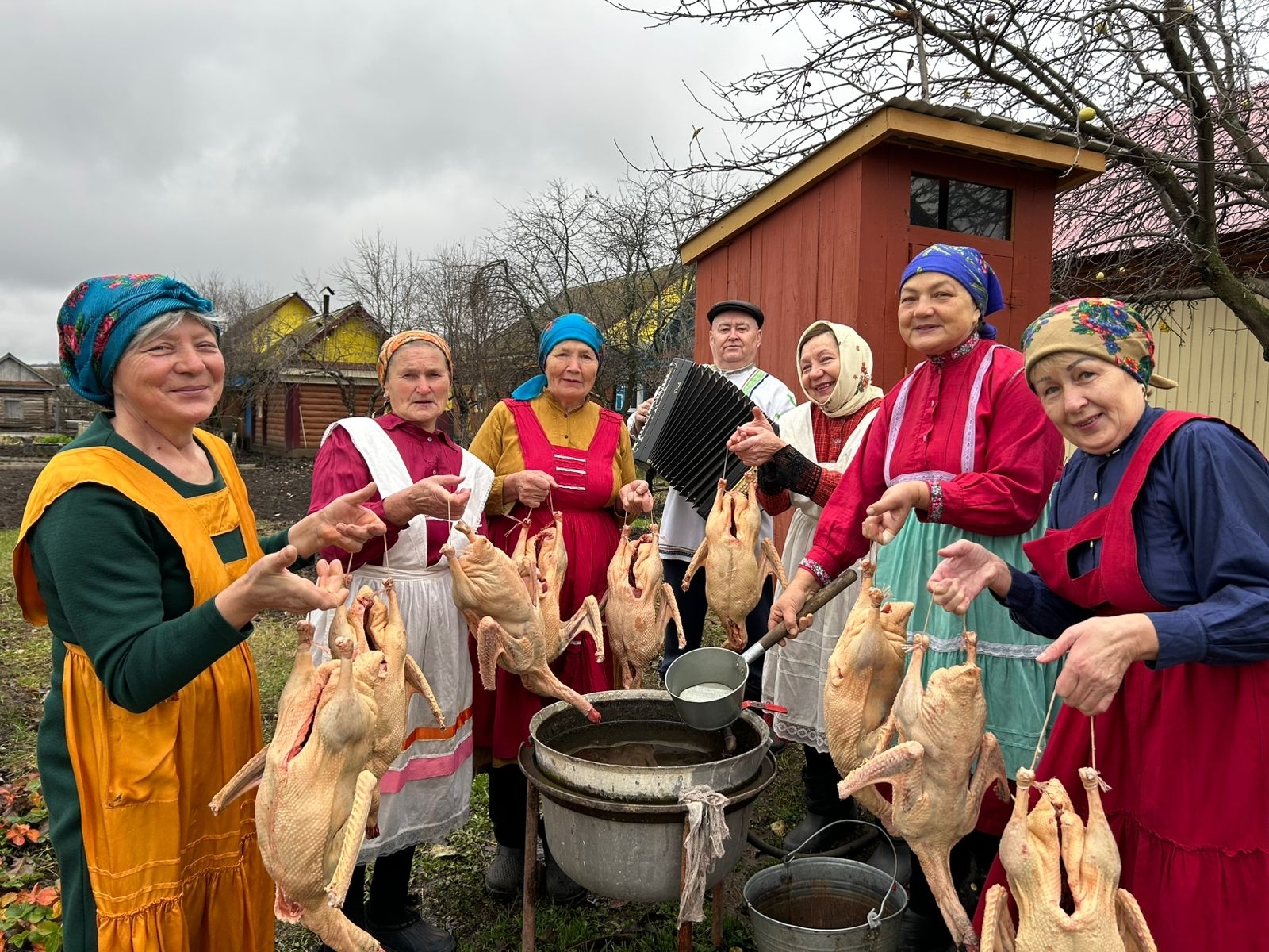 Ĕлĕкхи йăласене  малалла илемлĕн тăсаççĕ