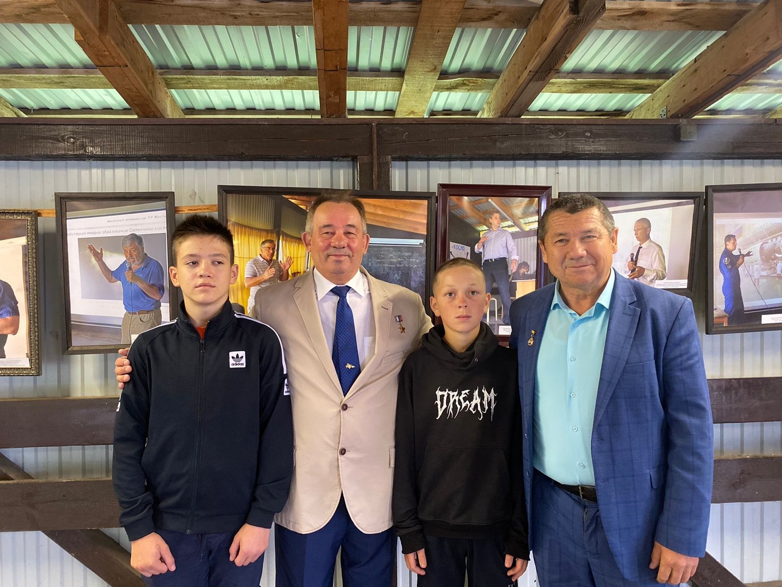 «Çак ачасен куçĕсенче пулас пилотсене куратăп»