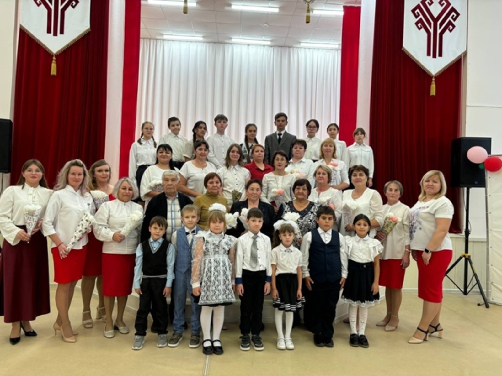 Чăваш гимназинче аслă ÿсĕмрисене хисеп тунă