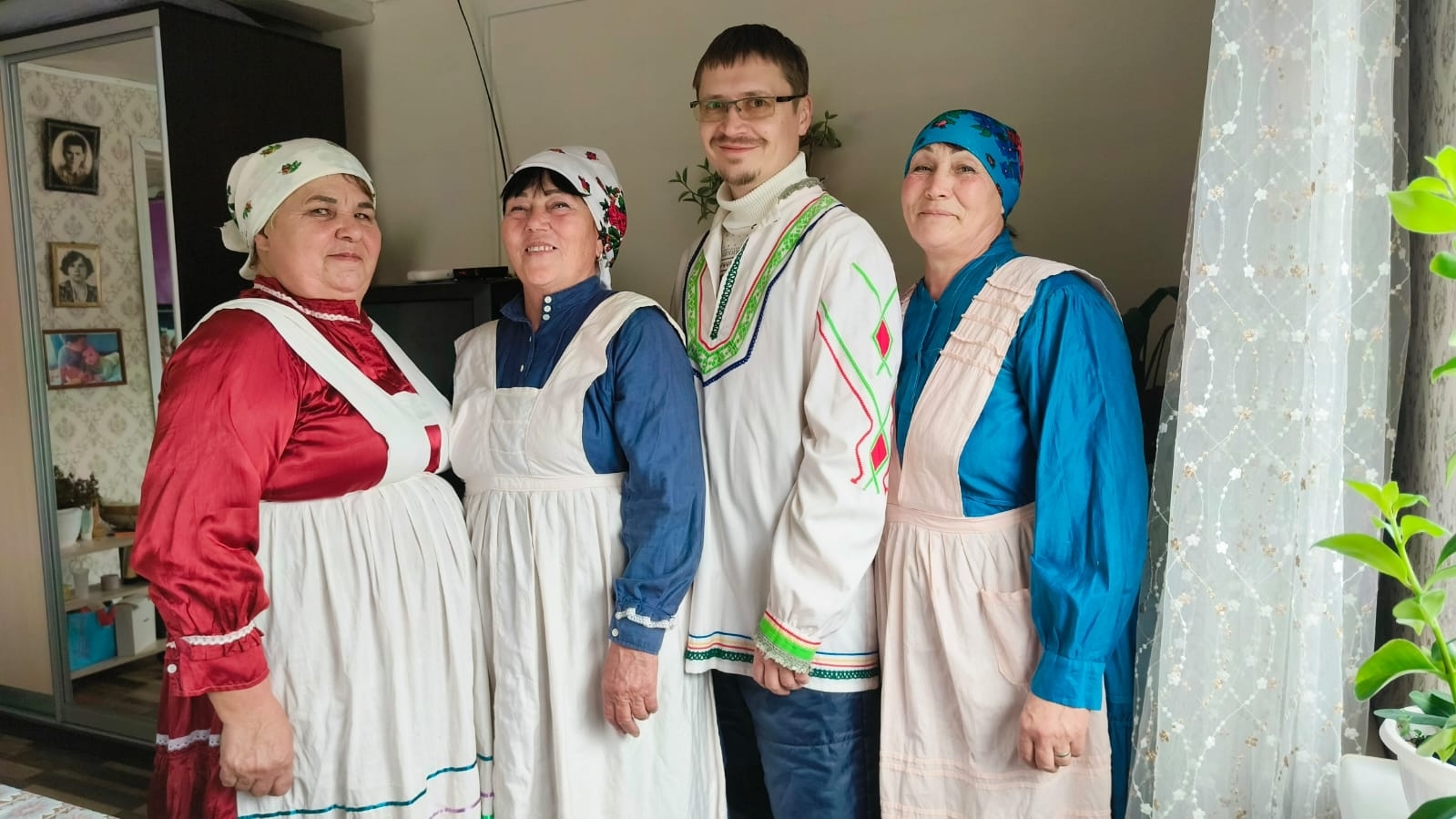 Ĕлĕкхи йăласене  малалла илемлĕн тăсаççĕ