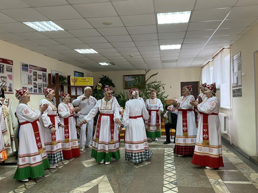 Кадрта – йăла-йĕркесем, чĕрере – иртнĕ кунсем