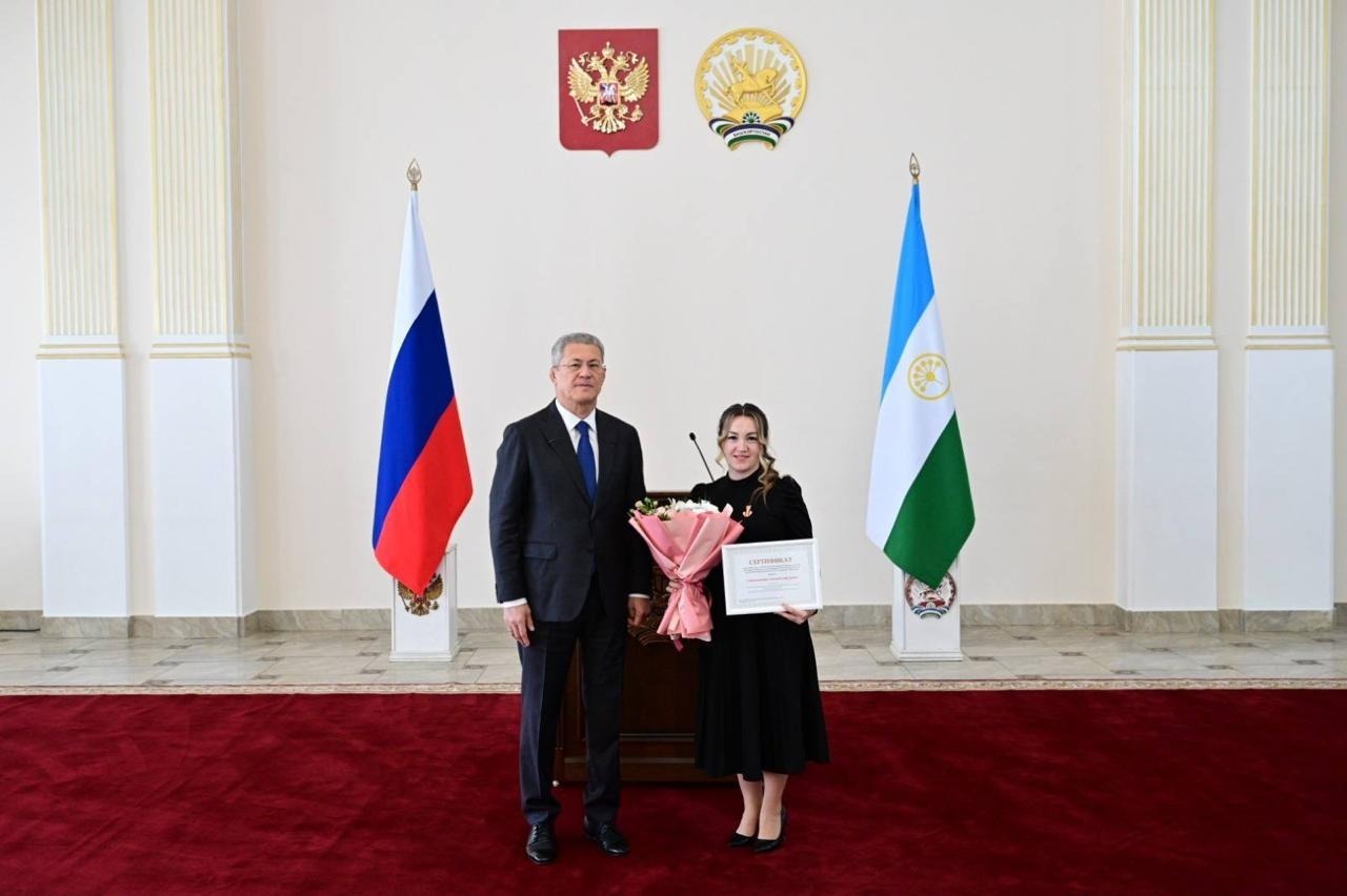 Радий Хабиров çамрăк педагогсене грантсем парса чысланă