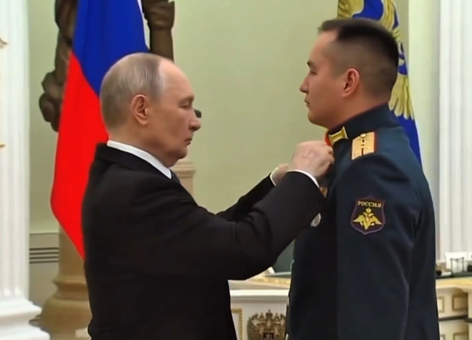 Пушкăртстан çынни Владимир Путин аллинчен Раççей Геройĕ ылтăн медале илме тивĕçн