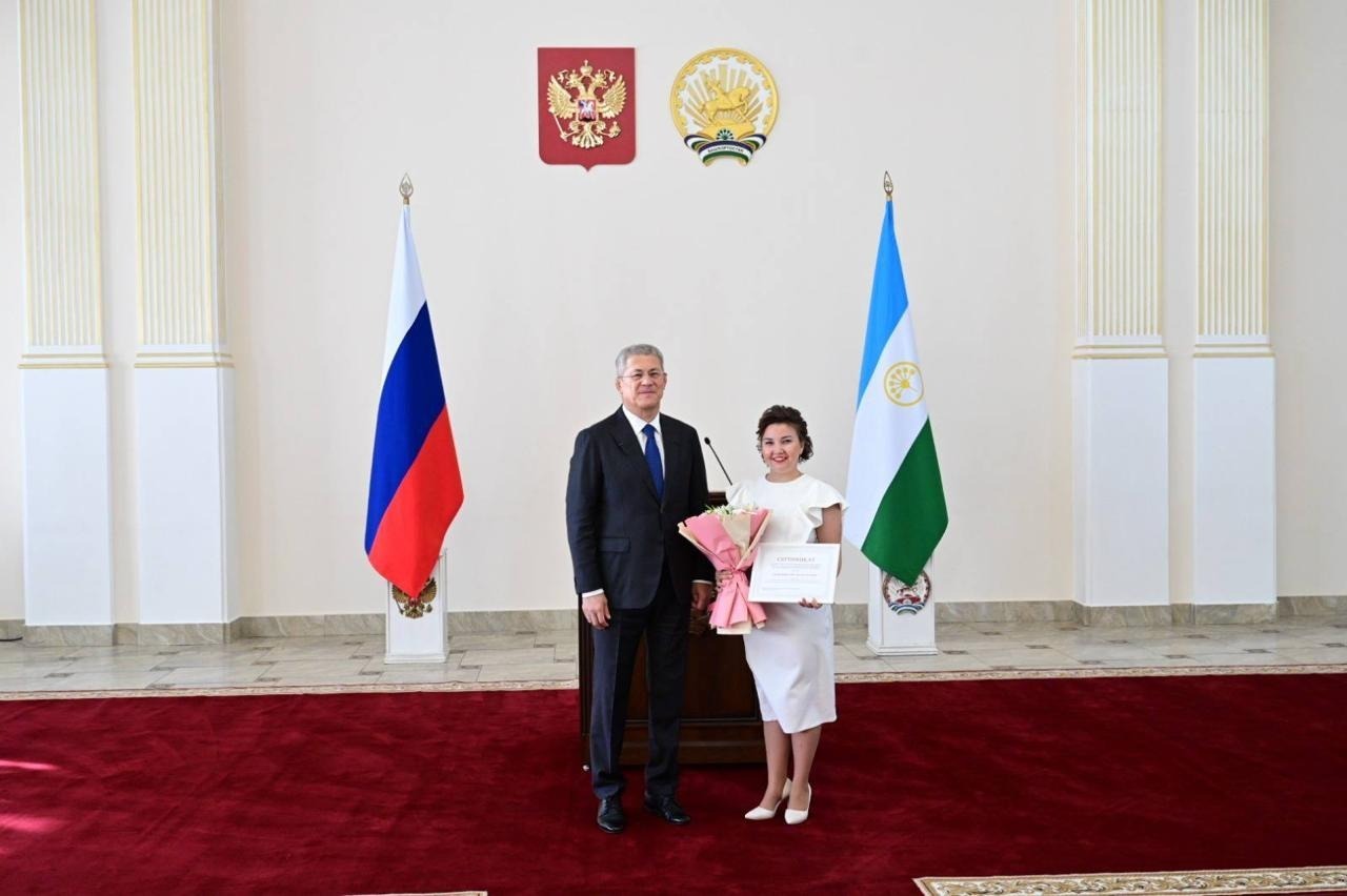 Радий Хабиров çамрăк педагогсене грантсем парса чысланă