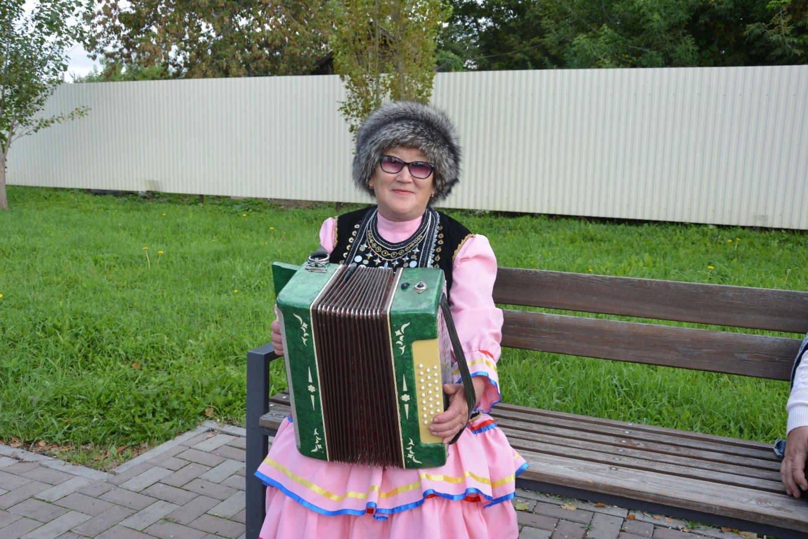 Жительница Башкирии научилась за ночь играть на гармони для участия в празднике