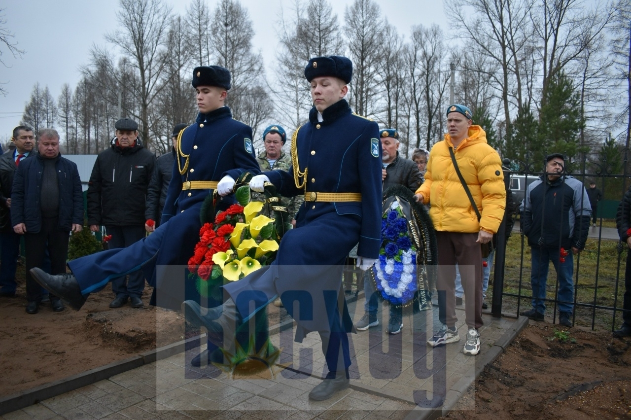 Сывлăшпа десант çарĕнче тăнисене  халалласа палăк уçнă