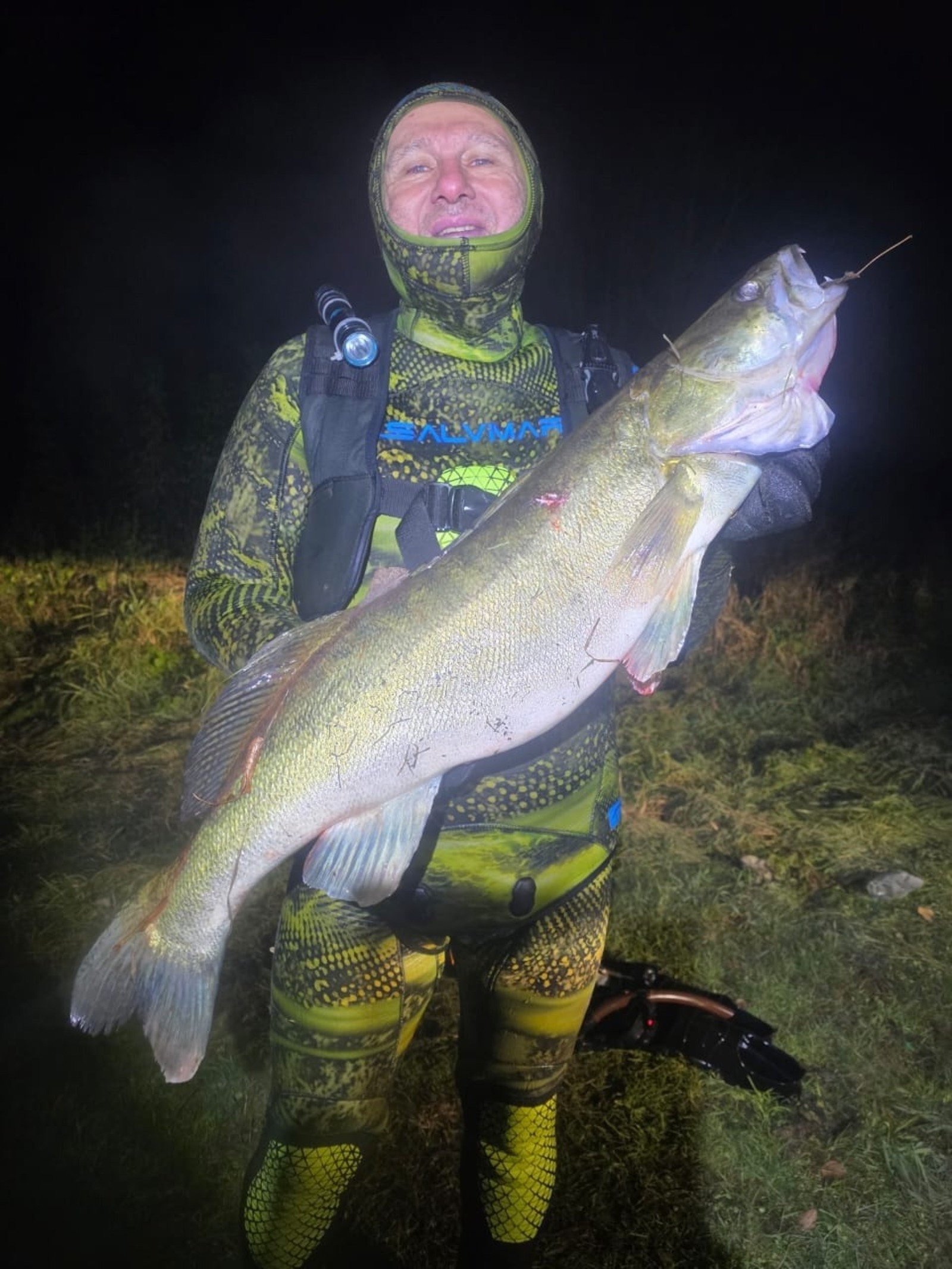 Шыв айĕнчи сунарçăсем пысăк шăла пулă тата çуйăн тытнă