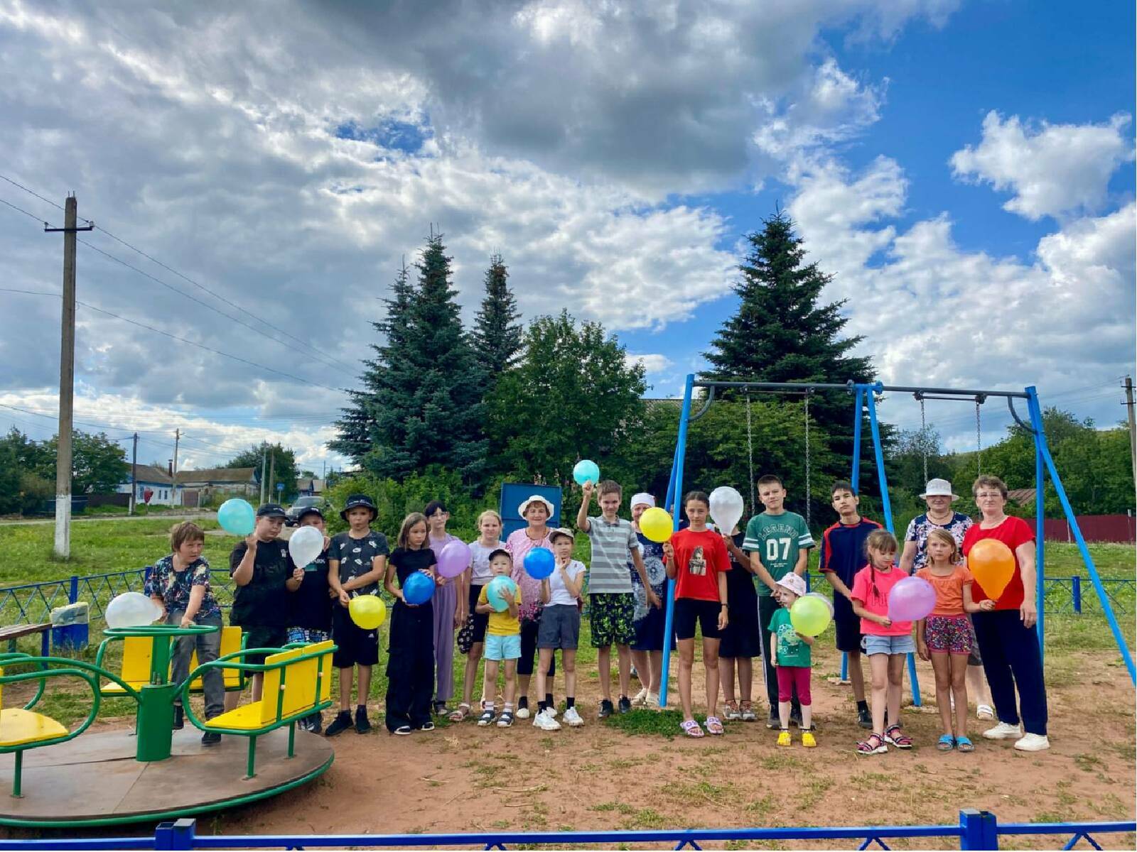 Кăратмас ялĕнчи вулавăш ачасене савăнăçпа пĕлÿ çеç парнелет