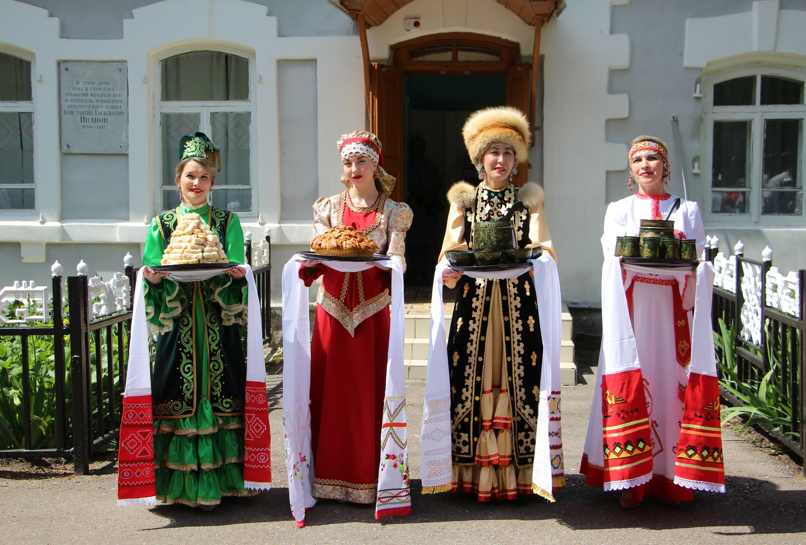 «Кĕçтенттин шурă кăвакарчăн пулса таврăнчĕ-тĕр»