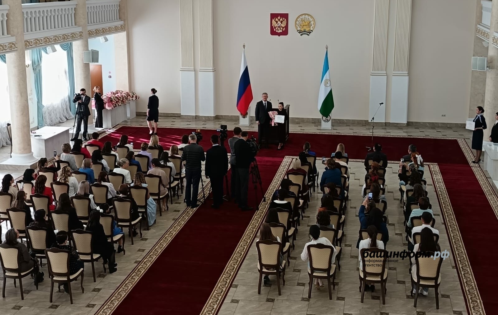 Радий Хабиров çамрăк педагогсене грантсем парса чысланă